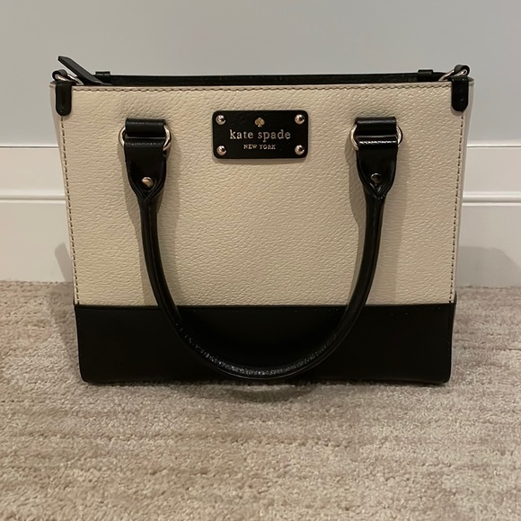 Kate spade satchel with red interior - Picture 1 of 4